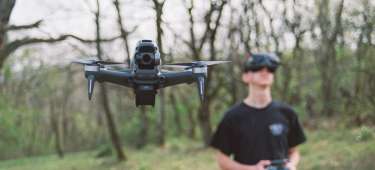 Le prix du drone immersif DJI FPV (livré avec son casque) baisse de 450 €